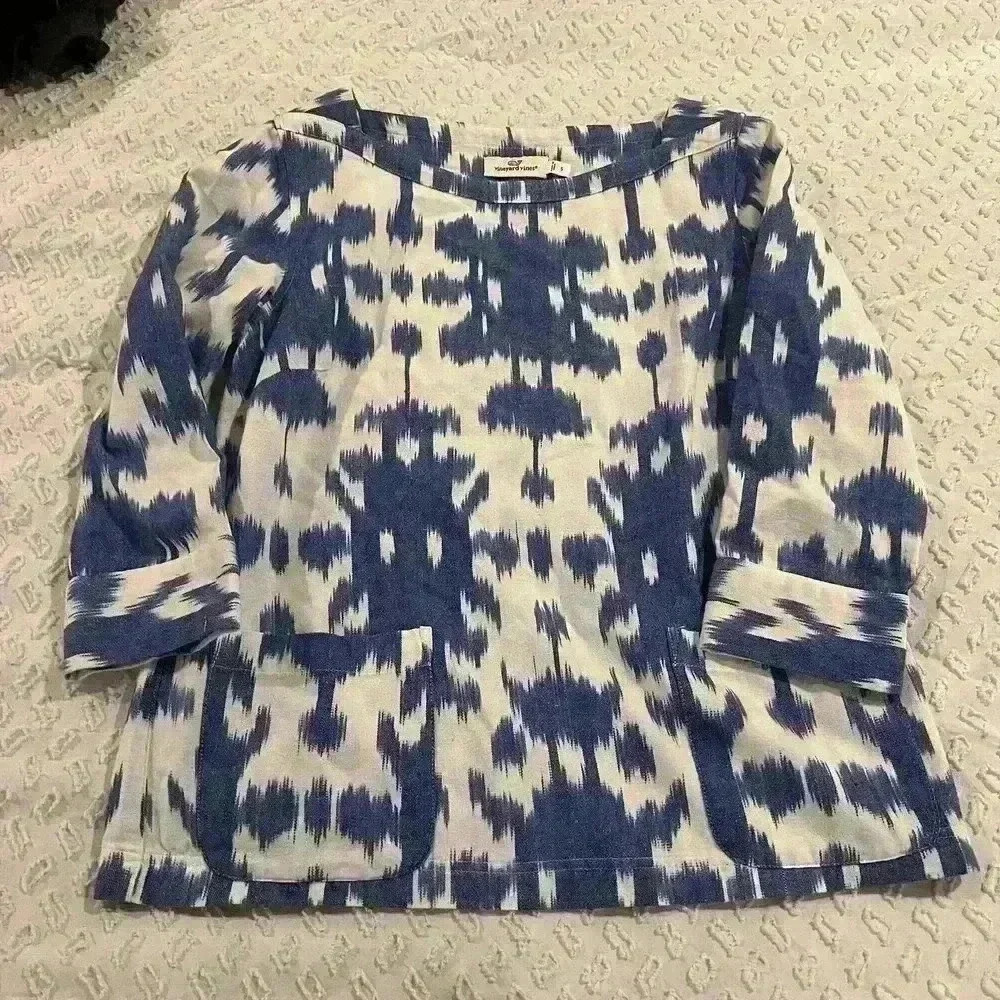 Vineyard Vines Blue and White Ikat Top Size Small
